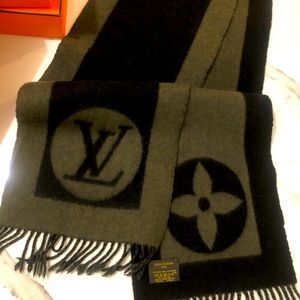 Louis Vuitton men’s scarf